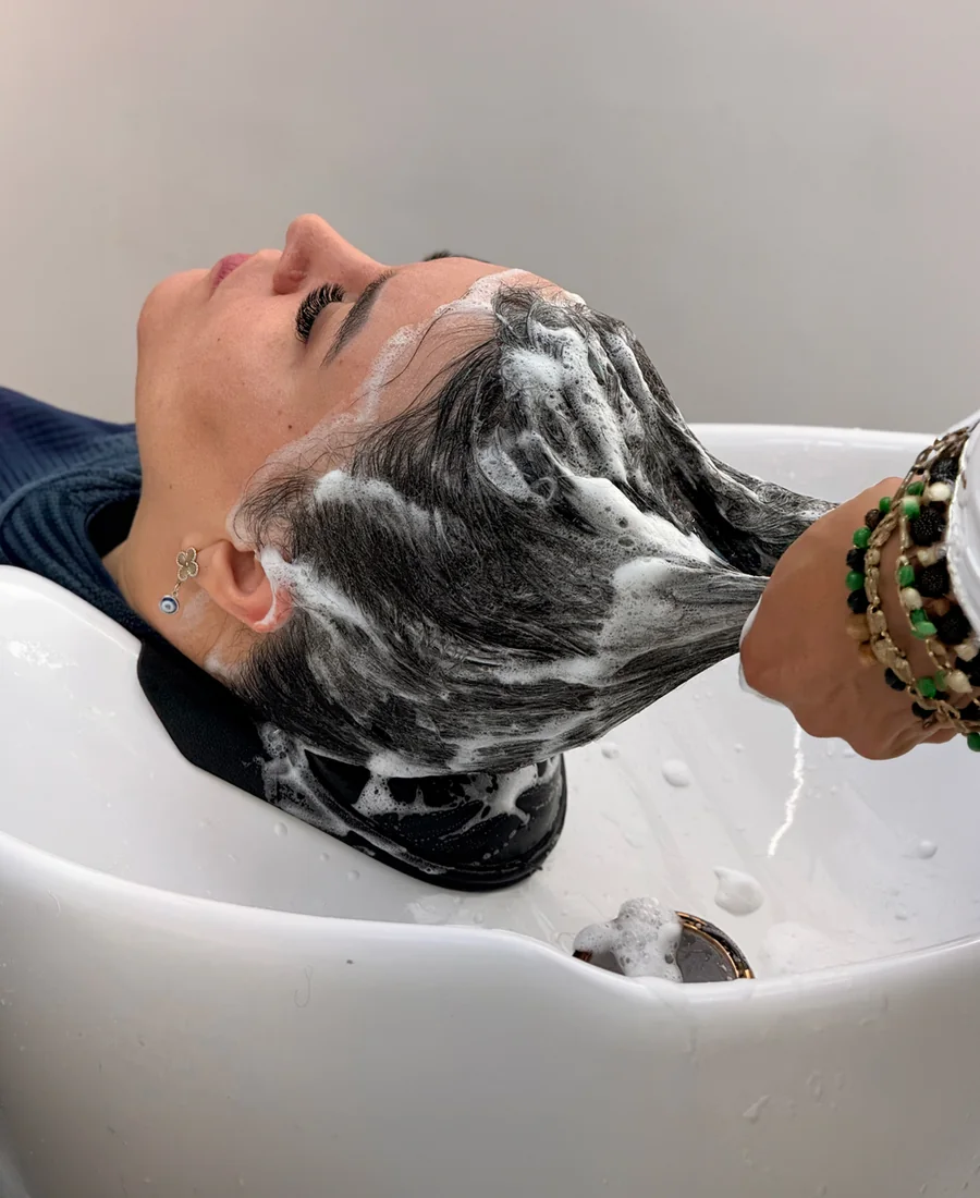 Washing with the KPV Pro antiresidual shampoo at the wash basin